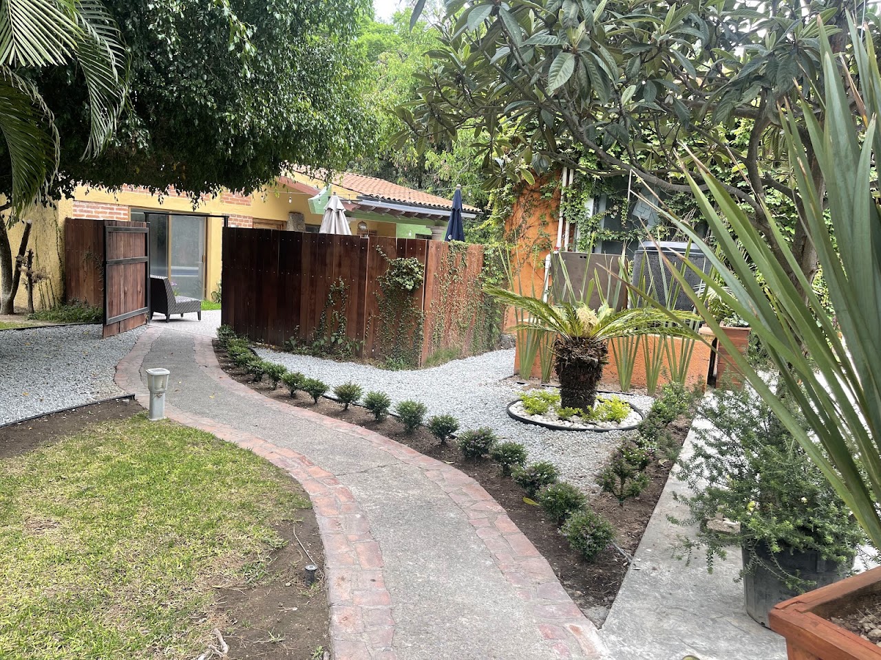 El Jardín De En Medio