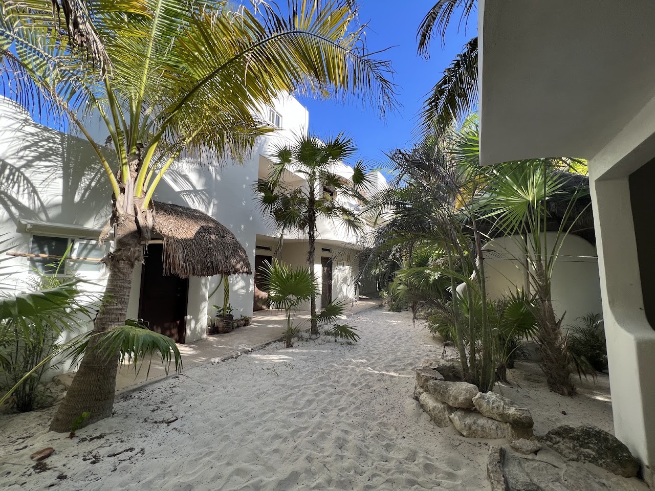Almaplena Beach Resort
