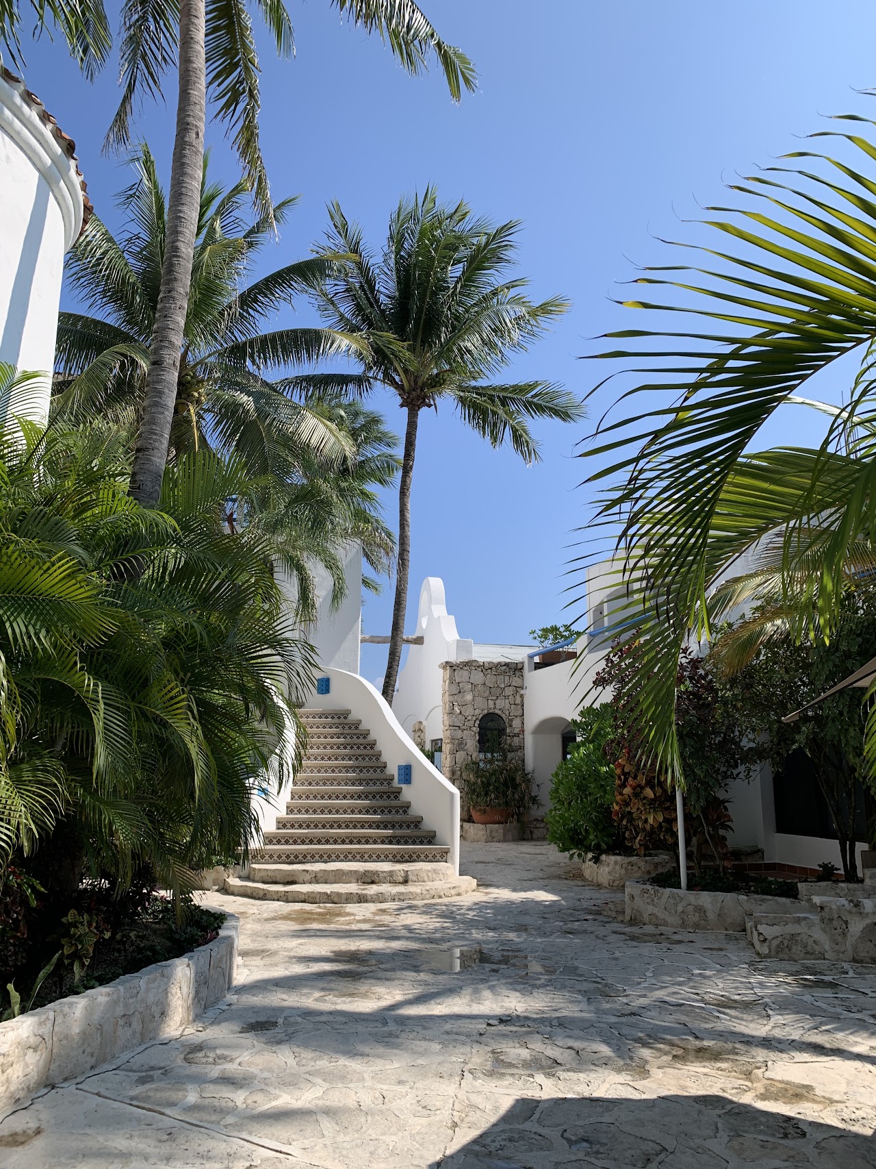 Pelicano Inn Beach Front Hotel