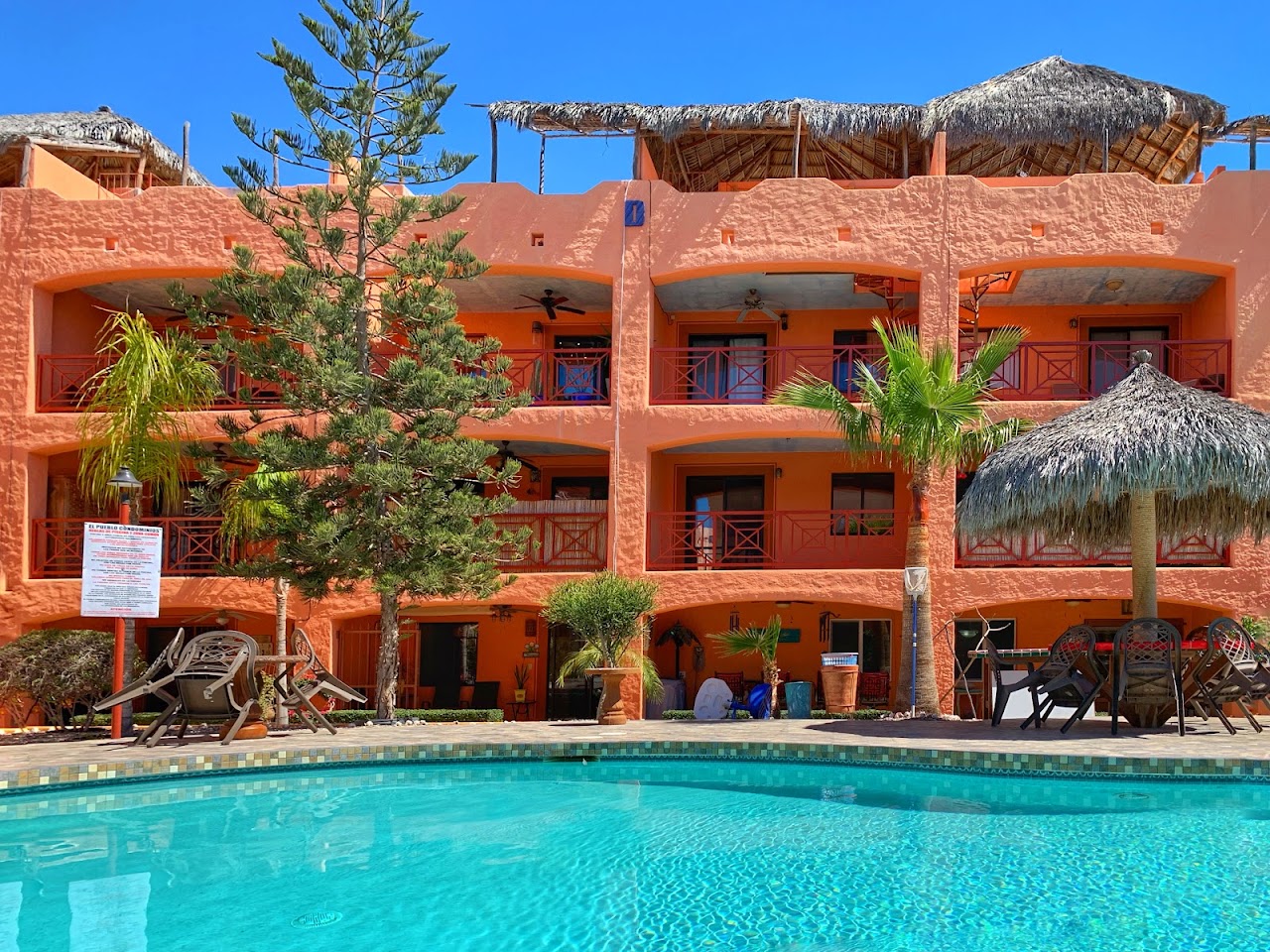 Alberca Publica El Pueblo Condominiums